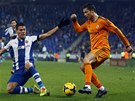 Cristiano Ronaldo z Realu Madrid vede mí, brání ho Hector Moreno z Espaolu