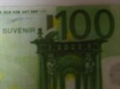 Mladík chtl platit stoeurovou bankovkou, na ní byl nápis "suvenir".