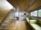 Spolený obývací prostor je vybaven nábytkem vyrobeným na míru a obloený
