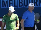 Srbský tenista Novak Djokovi (vlevo) se svým kouem Borisem Beckerem trénovali...