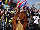 Lidé v Bangkoku ádají demisi premiérky, kterou obviují z korupce.