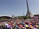 Tisíce lidí se v centru Bangkoku na protivládní demonstraci chránily ped...