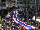 Obchodní tvrtí v Bangkoku se jako had táhne prvod demonstrant s obí...