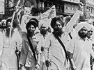 Na snímku z 16. dubna 1984 pochodují sikhtí militanti ulicemi Amritsaru v...