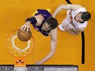 Pau Gasol z LA Lakers zakonuje na ko Phoenixu, o poznání mení a lehí Goran...