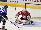 TVÁÍ V TVÁ. Útoník Ilja Kovaluk (v modrém) se v prbhu Utkání hvzd KHL,...
