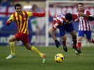 K ZEMI. Diego Costa z Atlética Madrid (vpravo) padá na trávník po stetu s...
