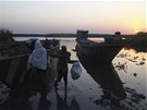 Súdanci si na útku ped boji v regionu balí své vci a asto na lodi prchají