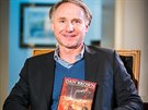 Spisovatel Dan Brown s českou verzí jeho zatím poslední knihy Inferno.