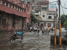 Voda v ulicích Amritsaru je bný jev. Místy je pod kolena.