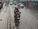 Jeden z hlavních tah v Amritsaru zaplavený vodou
