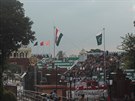 Pohled na plnící se tribunu na pákistánské stran hranice a na hraniní bránu,...