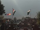 Vlajky Indie(vlevo) a Pákistánu (vpravo) chvíli ped oficiálním sejmutím