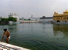 Sikh po koupeli v posvátném jezírku ve Zlatém chrámu