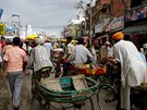 Ulice v Amritsaru nedaleko Zlatého chrámu