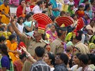 Indití vojáci organizují návtvníky ceremonie ve Wagah