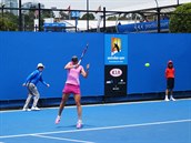 ESK DERBY. Lucie Hradeck bojovala ve 2. kole Australian Open s Luci...