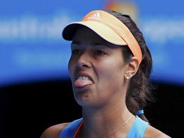 Sbrsk tenistka Ana Ivanoviov vyplazuje jazyk bhem osmifinle Australian