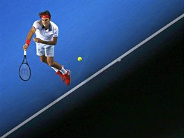 PODÁNÍ. výcarský tenista Roger Federer servíruje proti Slovinci Blai...
