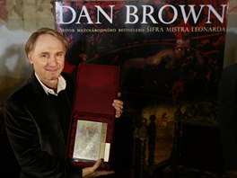 Dan Brown pevzal na tiskov konferenci v prask Novomstsk radnici i cenu za...