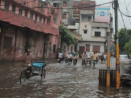 Voda v ulicch Amritsaru je bn jev. Msty je pod kolena.