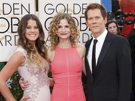 Miss Golden Globe 2014 Sosie Baconová, její matka Kyra Sedgwicková a otec Kevin...