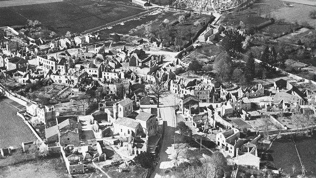 Trosky francouzsk vesnice Oradour-sur-Glane na snmku z roku 1953.