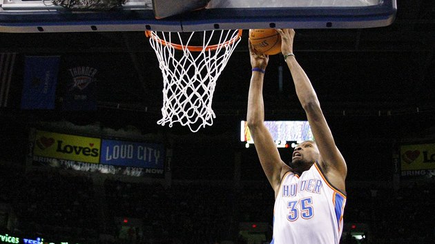 FAMZN VEER. Kevin Durant z tmu Oklahoma City dal v utkn proti Golden State 54 bod.