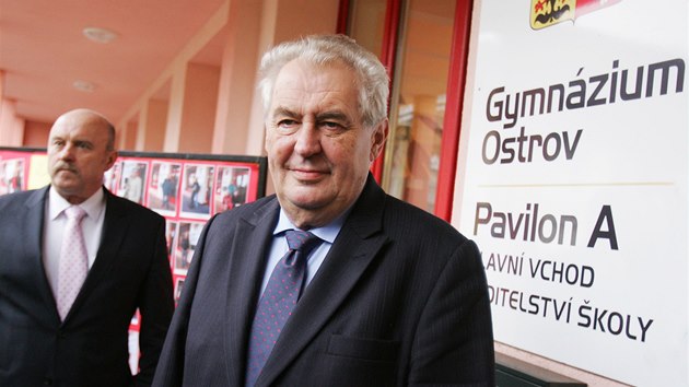 Prezident Milo� Zeman p�ijel na besedu se studenty ostrovského gymnázia.