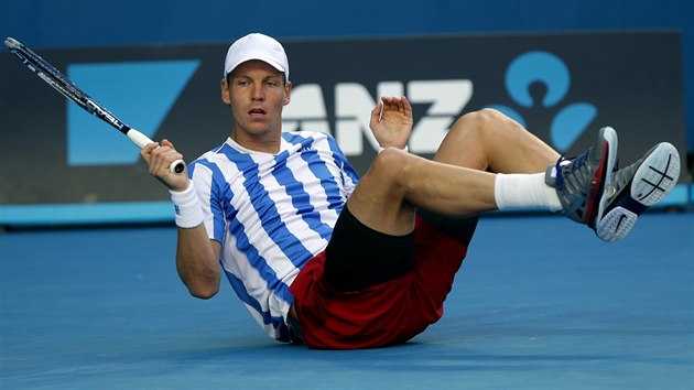 NA ZEMI. eský tenista Tomá Berdych v osmifinále Australian Open upadl.