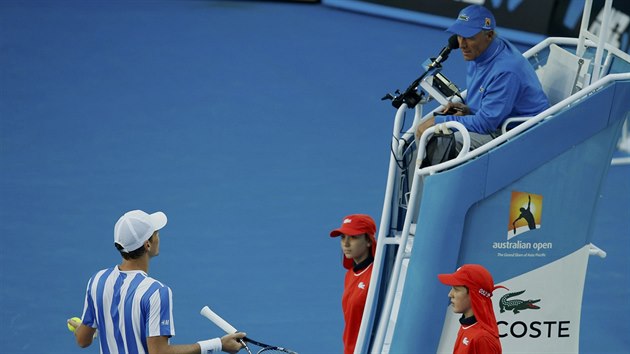 Tom Berdych diskutuje s umpirovm rozhodm v osmifinle Australian Open.