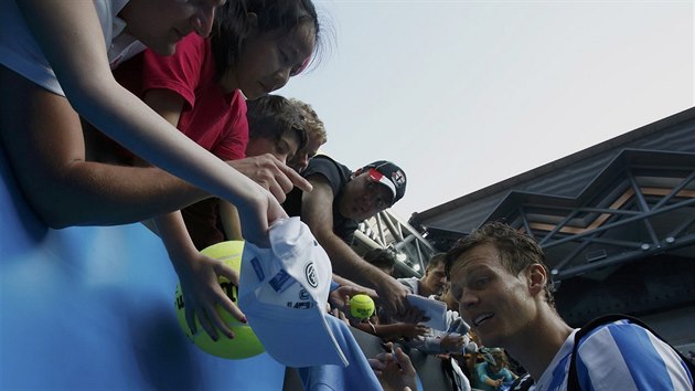 Tom Berdych rozdv po postupu do tvrtfinle Australian Open podpisy fanoukm.