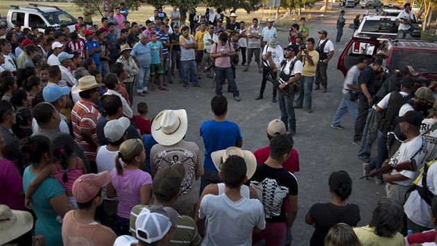 Pslunci mexick domobrany hovo k obyvatelm msta Las Yeguas v Michoacnu. (12. ledna 2014)
