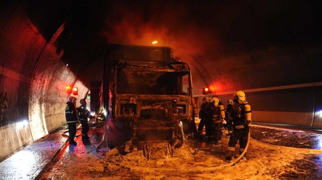 Por polskho kamionu v Lochkovskm tunelu (13.1.2014)