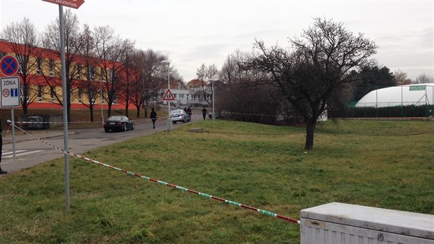 Policie prošetřují střelbu v pražských Čimicích, kdy majitel garáže postřelil zloděje