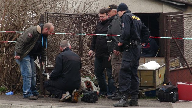 Policisté prošetřují střelbu v pražských Čimicích, kdy majitel garáže vystřelil na zloděje a zranil ho.