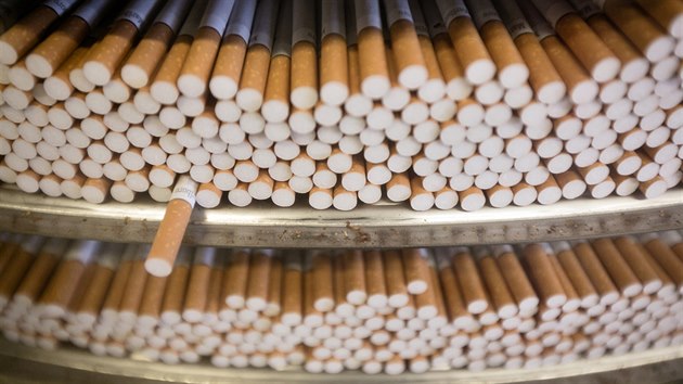 Kadá z výrobních linek vychrlí 8-10 tisíc cigaret za minutu