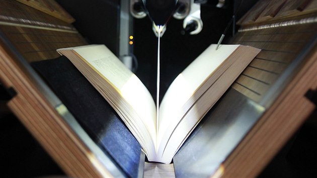 Automatizovaný scanner. V Moravské zemské knihovně rozřezávají knihy. Kvůli digitalizaci.