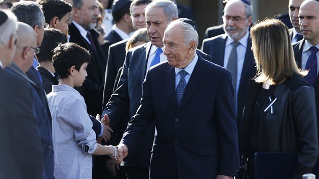 Izraelsk prezident imon Peres a pedseda vldy Benjamin Netanahu pichzej na smuten obad za zesnulho expremira arona (13. ledna 2014).