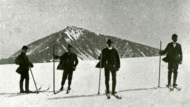 Jedni z prvních lyžařů v Krkonoších. Snímek z roku 1896