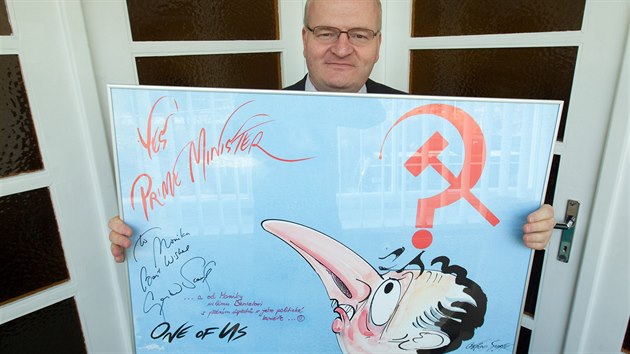 Kandidát na ministra kultury Daniel Herman ukazuje obraz, který dostal darem a má ho ve své kanceláři (13. ledna 2014)