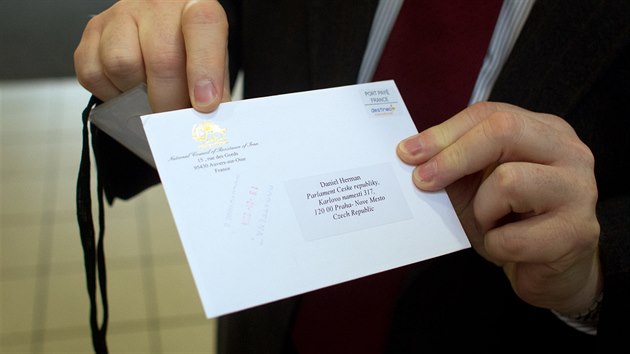 Kandidát lidovců na ministra kultury Daniel Herman ukazuje poštu od íránského sdružení. Styky s ním mu vytýkal prezident Miloš Zeman.(13. ledna 2014)