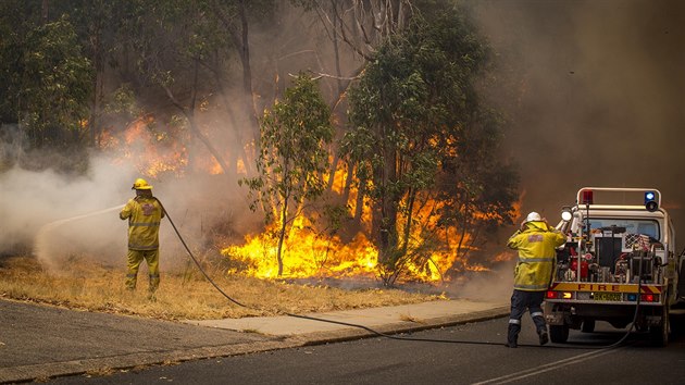 Takto bojovali s plameny hasii v Pert Hills na zpad zem v nedli (12. ledna 2014).