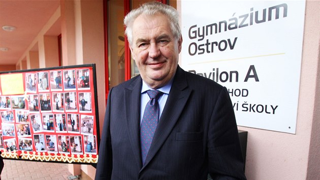 Prezident Milo Zeman se setkal se studenty gymnzia v Ostrov na Karlovarsku. (14. ledna 2014)