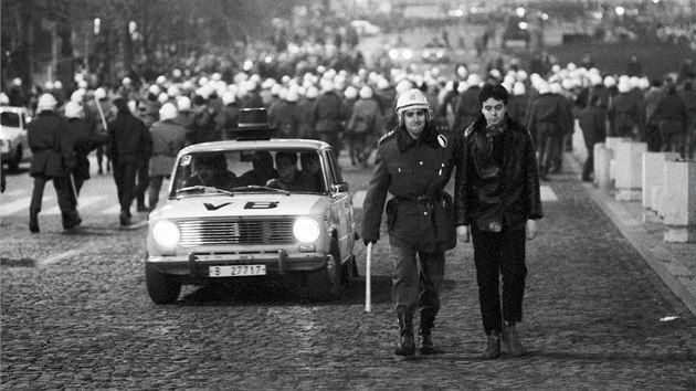 Policista odvd jednoho ze zadrench demonstrant na Vclavskm nmst v Praze bhem Palachova tdne. (19. ledna 1989)
