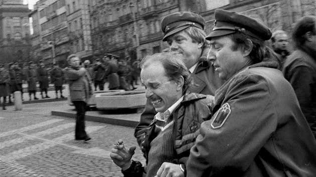 Na Vclavskm nmst v Praze zasahovaly bhem Palachova tdne i pslunci Lidovch milic (LM). (15. ledna 1989)