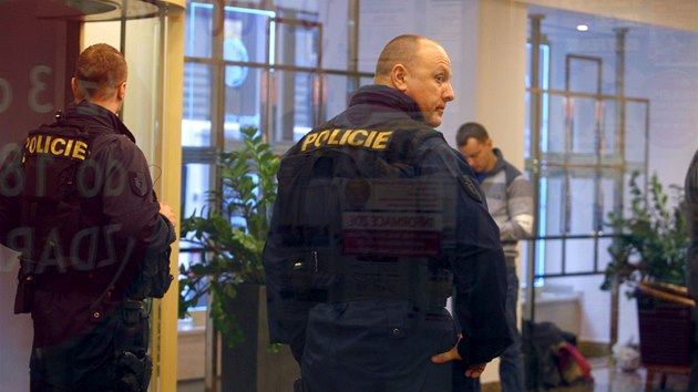 Protikorupn policie od rna zasahuje v esk exportn bance a Exportn garann a pojiovac spolenosti v prask Vodikov ulici. (15. ledna 2014)