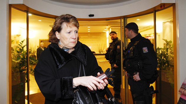 Změstnancům České exportní banky a Exportní garanční a pojišťovací společnosti policisté neumožnili přístup na pracoviště. (15. ledna 2014)