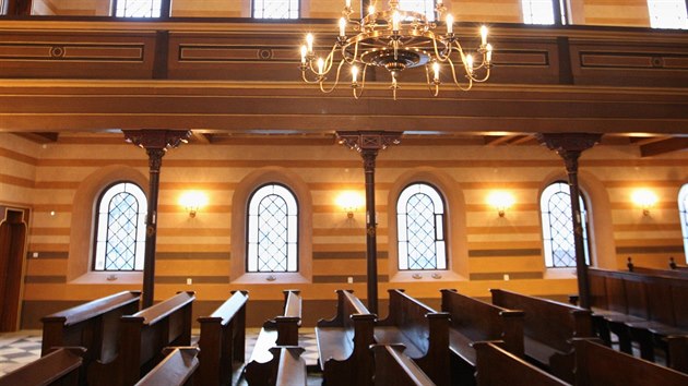 Obnovu synagogy provázely i šťastné náhody. Mezi ty patří například nález původních lavic z vypálené synagogy v Olomouci.