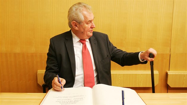 Karlovarský kraj navštívil prezident Miloš Zeman. Prezident se podepsal do pamětní knihy kraje.